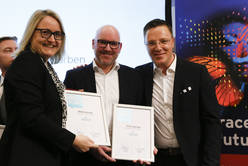 2. Platz Kategorie "Hersteller": Hubergroup, Kobaltfreie Druckfarben. Im Bild: Dirk Bienek und Steve Walpuski mit Sandra Küchler.