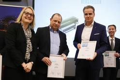 Platz 1 Kategorie "Hersteller": Canon, UV Gel-Technologie. Im Bild: Jens-Peter Willms und Derichs Wouter mit Sandra Küchler.