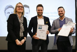 Platz 3 "Junge Wilde": Stefan und Matthias Vollherbst (Vollherbst Etiketten). Im Bild mit Sandra Küchler (Druck & Medien).
