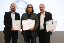 Kategorie "Nachhaltigkeit": Michael Abt (2. Platz zusammen mit Irmgard und Matthias Abt), Matthias Simon (Print-Pool) und Tomislav Bucec (Laserline, Vertretung Steffen Setzer). )